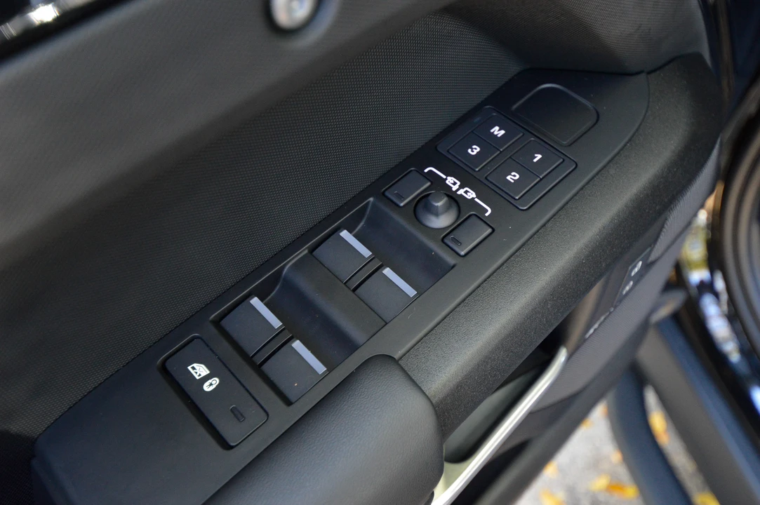 2025 Land Rover Defender 130 - Image 31 of 31