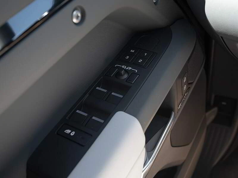 2025 Land Rover Defender L663 - Image 11 of 17
