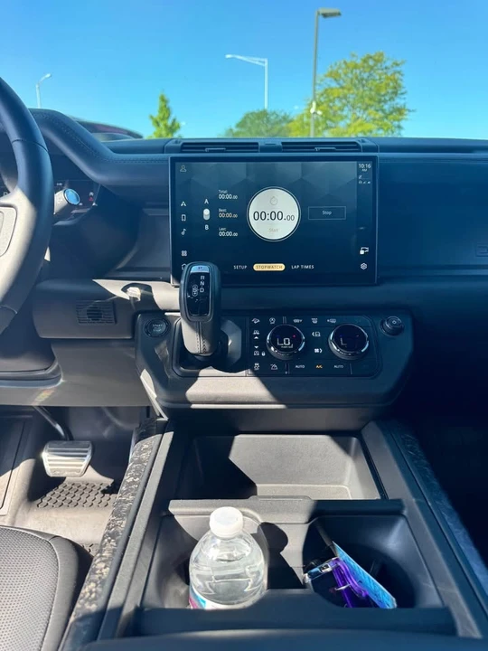 2025 Land Rover Defender Octa - Image 16 of 20