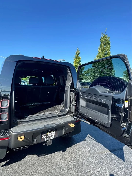 2025 Land Rover Defender Octa - Image 17 of 20