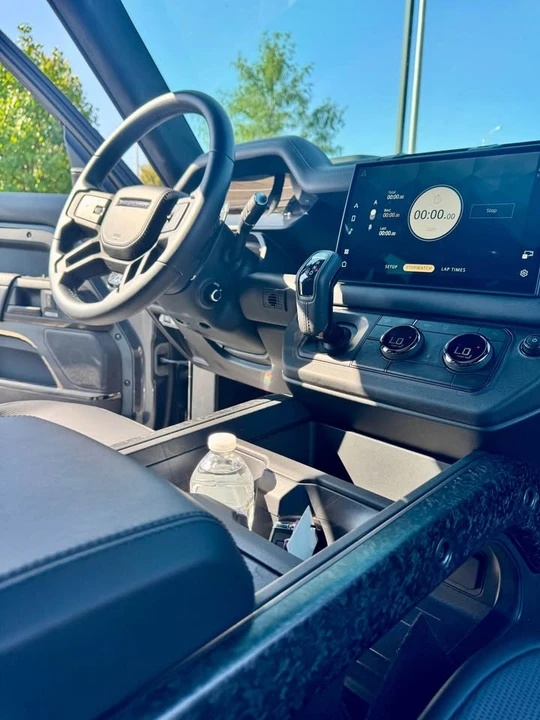 2025 Land Rover Defender Octa - Image 19 of 20