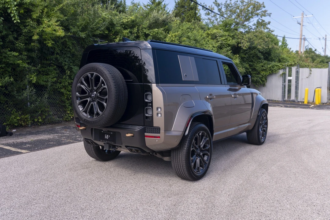 2025 Land Rover Defender Octa - Image 17 of 24