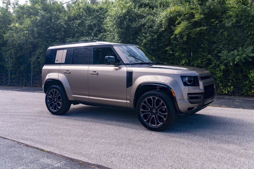 2025 Land Rover Defender Octa - Image 16 of 24