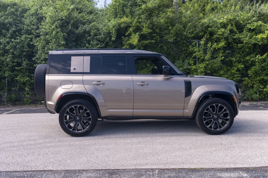 2025 Land Rover Defender Octa - Image 14 of 24