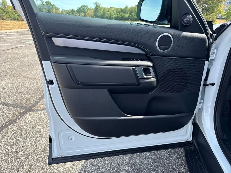 2025 Land Rover Discovery 5th Gen - Image 10 of 12