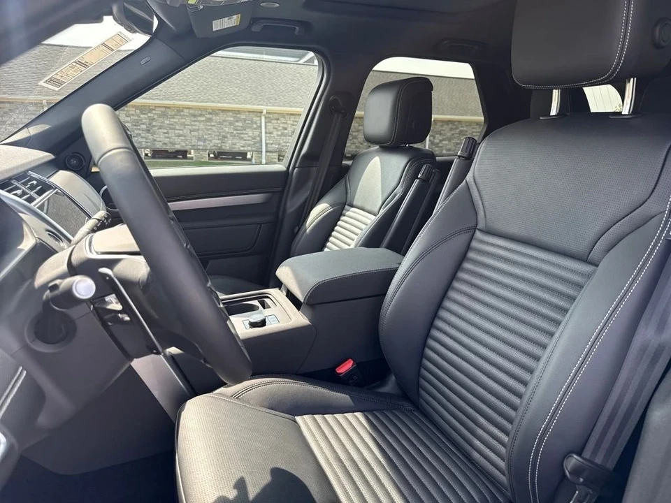 2025 Land Rover Discovery 5th Gen - Image 11 of 12