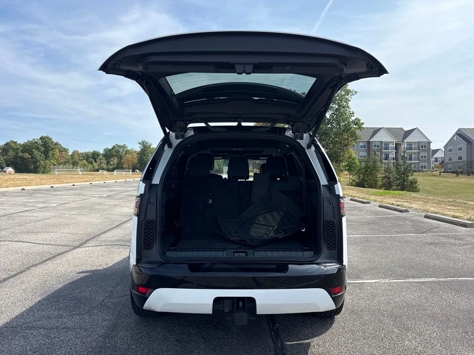 2025 Land Rover Discovery 5th Gen - Image 9 of 12
