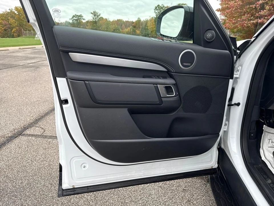 2025 Land Rover Discovery 5th Gen - Image 10 of 12