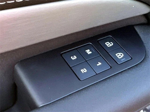 2025 Land Rover Discovery 5th Gen - Image 16 of 21