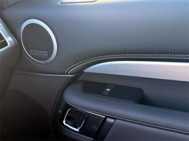 2025 Land Rover Discovery 5th Gen - Image 20 of 21