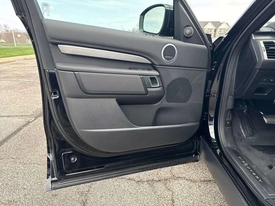 2025 Land Rover Discovery 5th Gen - Image 10 of 12