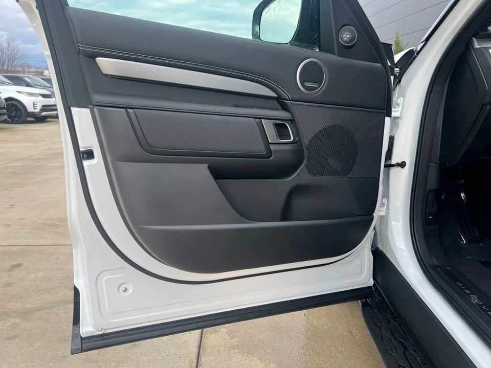 2025 Land Rover Discovery 5th Gen - Image 10 of 12