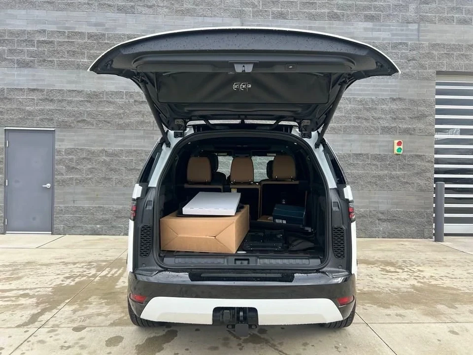 2025 Land Rover Discovery 5th Gen - Image 9 of 12