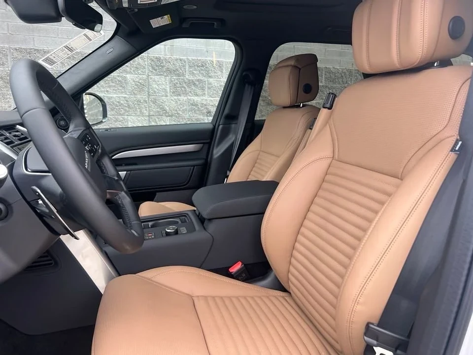 2025 Land Rover Discovery 5th Gen - Image 11 of 12