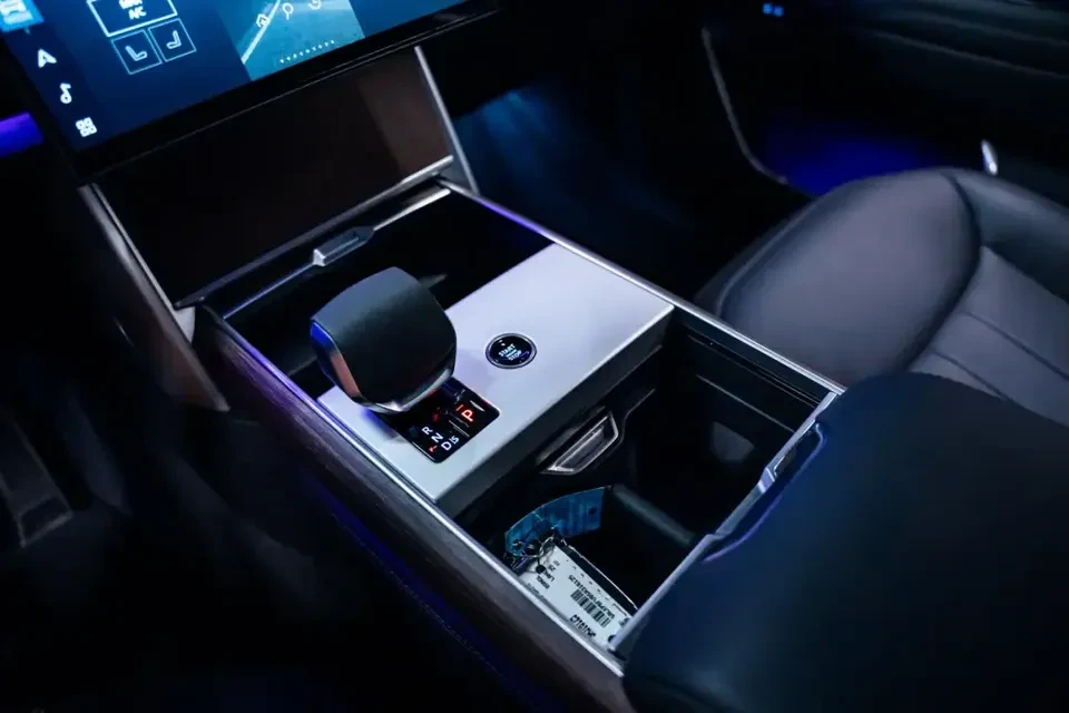 2025 Land Rover Range Rover L460 - Image 18 of 19