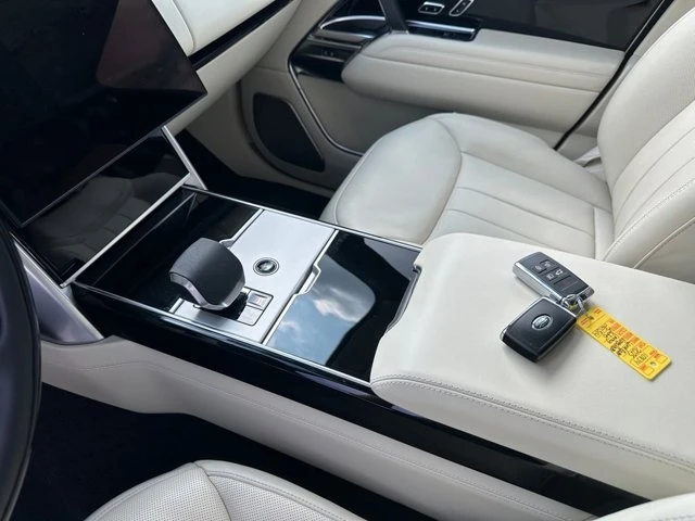2025 Land Rover Range Rover L460 - Image 18 of 20