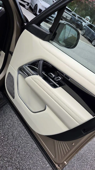 2025 Land Rover Range Rover L460 - Image 14 of 18
