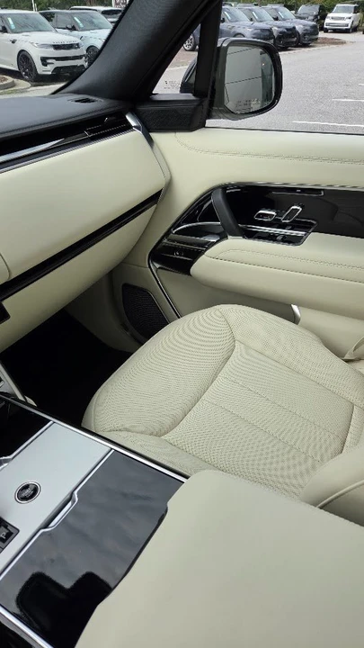 2025 Land Rover Range Rover L460 - Image 12 of 18