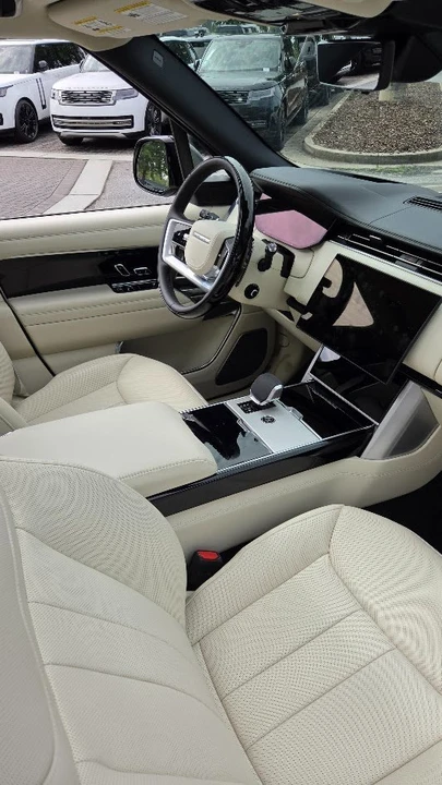2025 Land Rover Range Rover L460 - Image 15 of 18