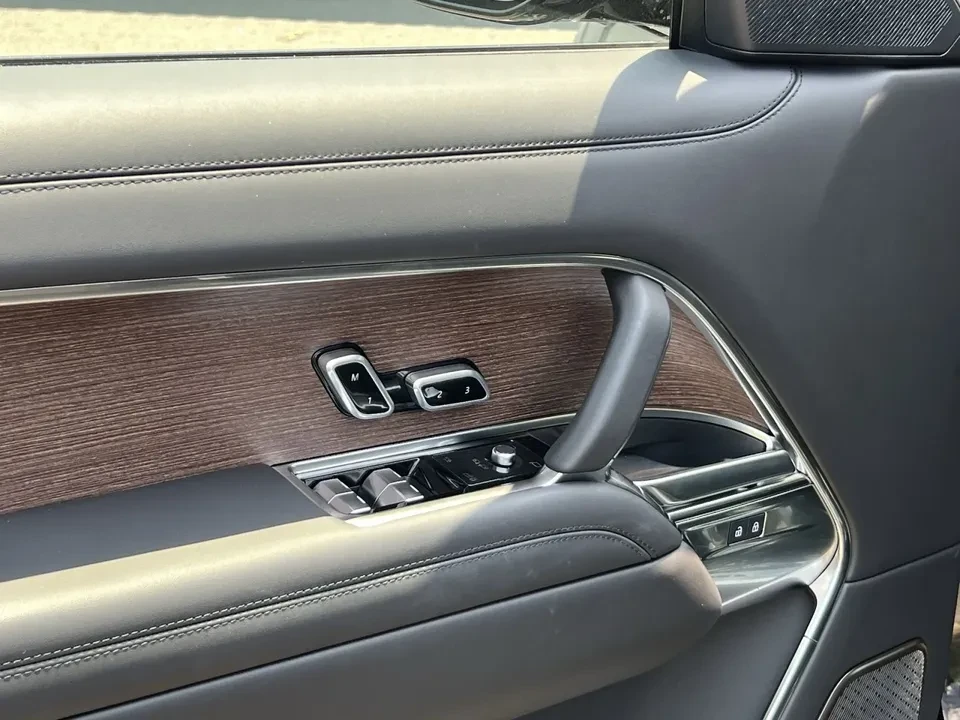 2025 Land Rover Range Rover L460 - Image 10 of 20