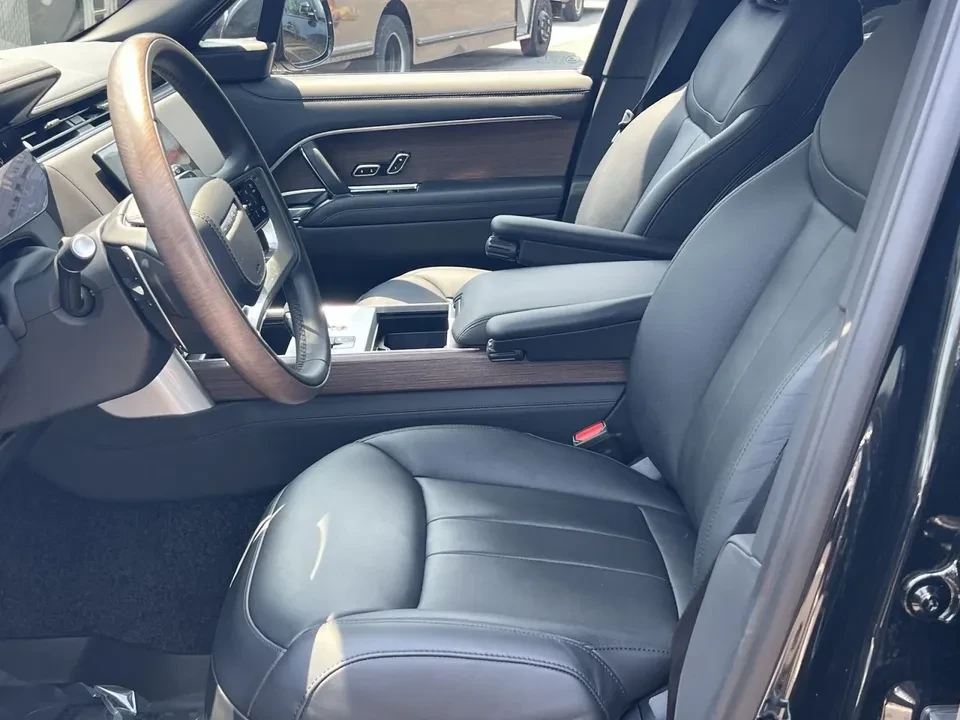 2025 Land Rover Range Rover L460 - Image 9 of 20