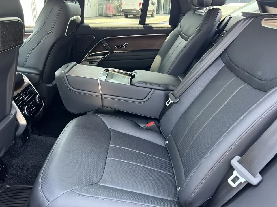 2025 Land Rover Range Rover L460 - Image 17 of 20