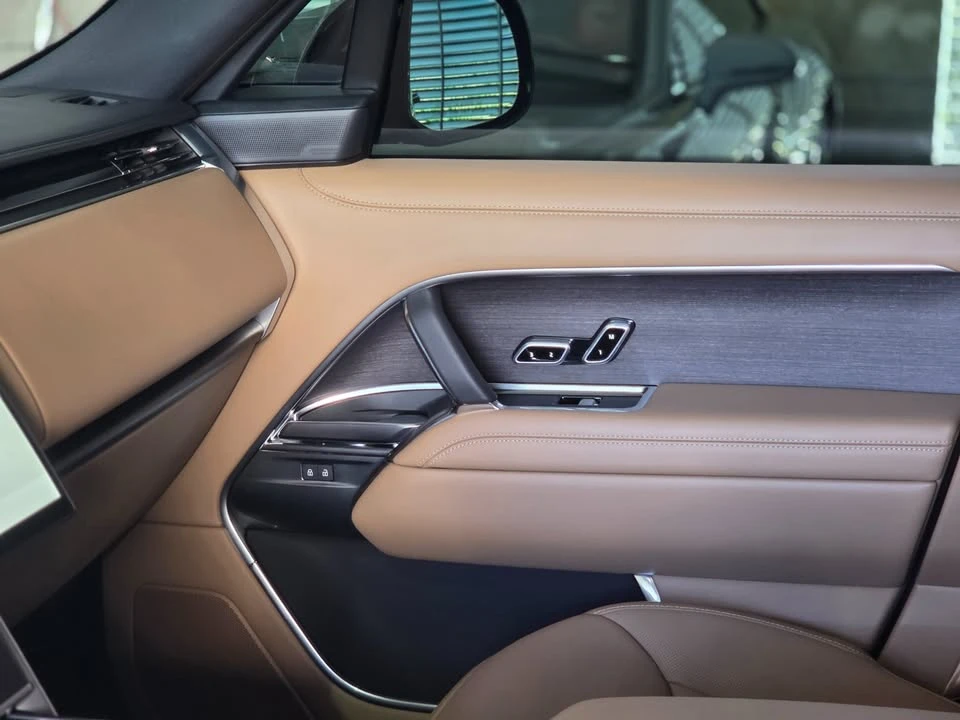 2025 Land Rover Range Rover L460 - Image 18 of 20