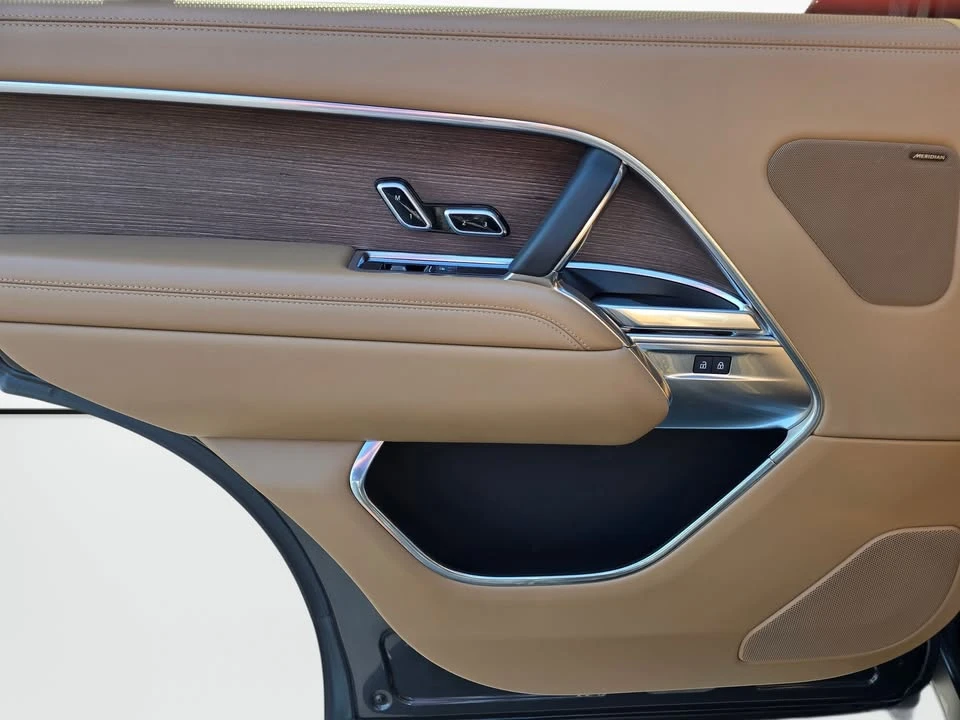 2025 Land Rover Range Rover L460 - Image 18 of 20