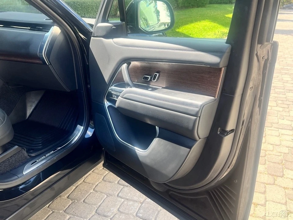 2025 Land Rover Range Rover L460 - Image 16 of 21