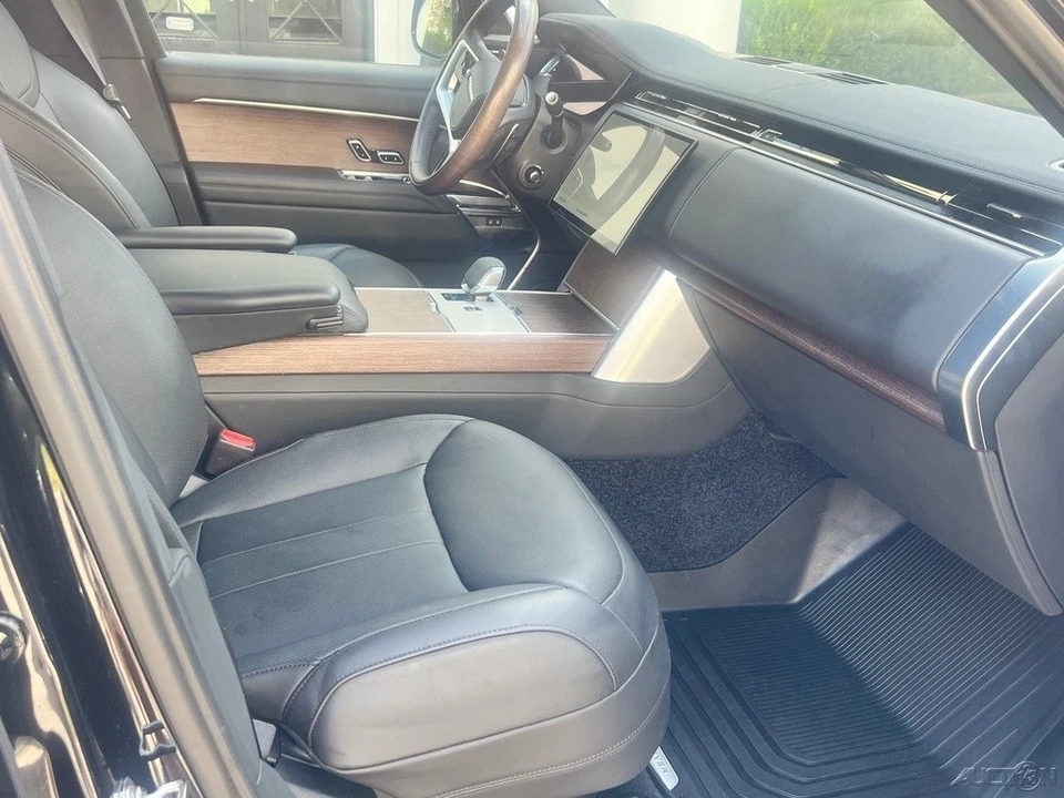 2025 Land Rover Range Rover L460 - Image 17 of 21