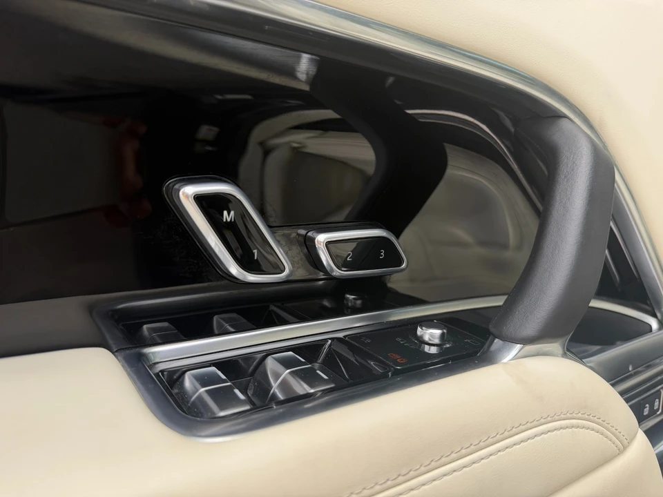 2025 Land Rover Range Rover L460 - Image 21 of 31