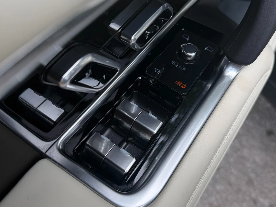 2025 Land Rover Range Rover L460 - Image 22 of 31