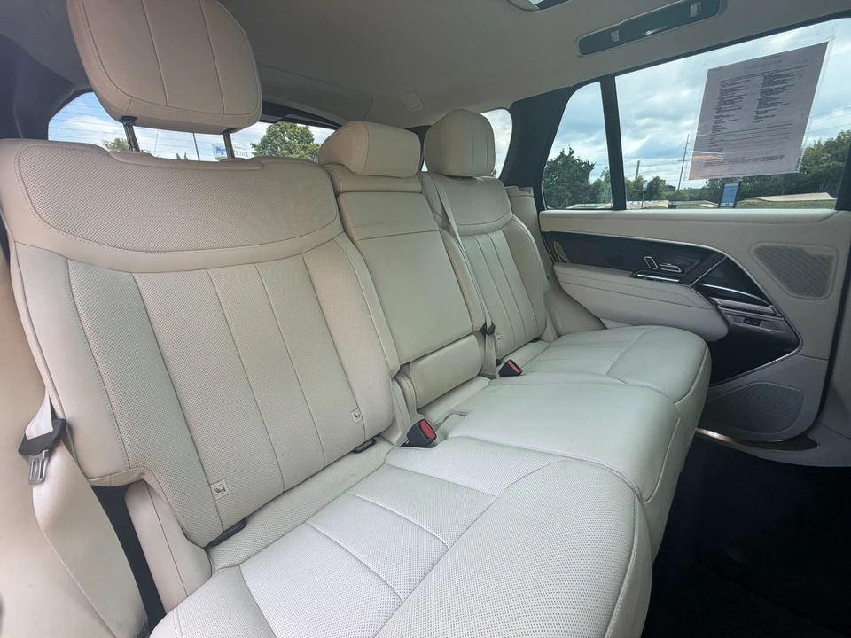 2025 Land Rover Range Rover L460 - Image 28 of 31