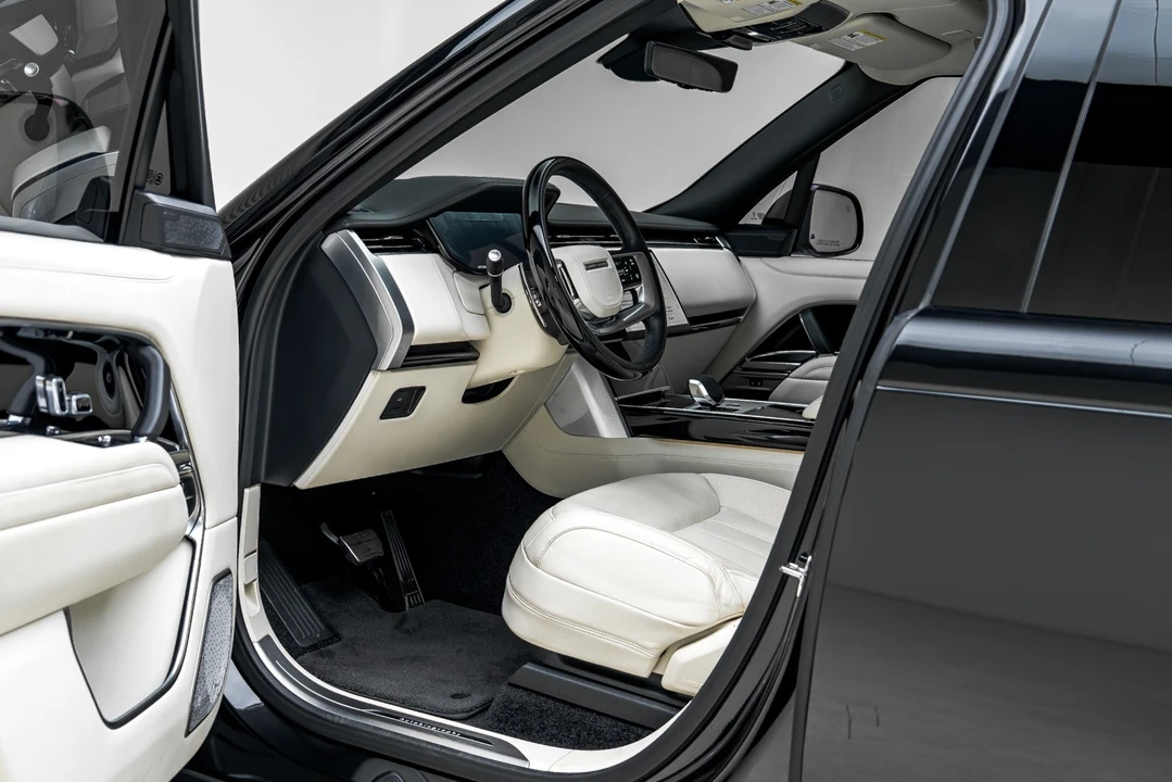 2025 Land Rover Range Rover L460 - Image 30 of 31