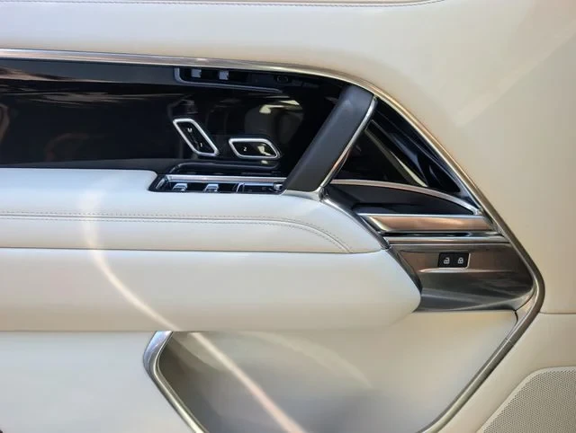 2025 Land Rover Range Rover L460 - Image 18 of 20