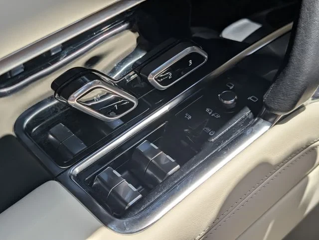 2025 Land Rover Range Rover L460 - Image 19 of 20