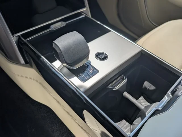 2025 Land Rover Range Rover L460 - Image 17 of 20