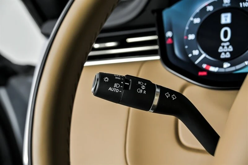 2025 Land Rover Range Rover L460 - Image 29 of 31
