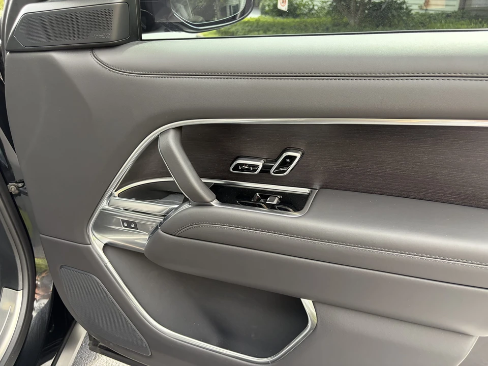 2025 Land Rover Range Rover L460 - Image 27 of 31