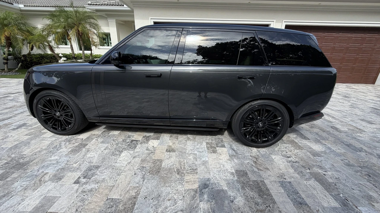 2025 Land Rover Range Rover L460 - Image 17 of 31