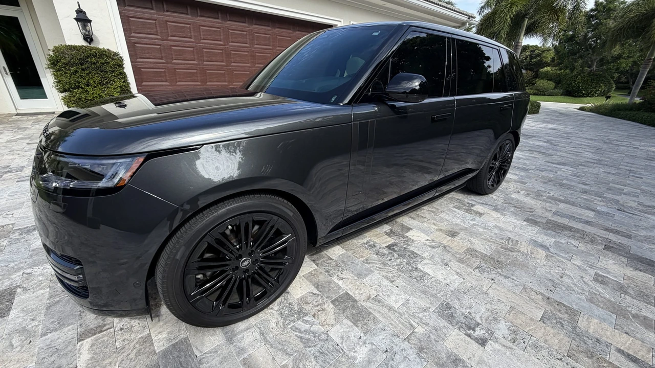 2025 Land Rover Range Rover L460 - Image 2 of 31