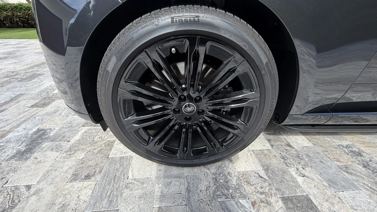 2025 Land Rover Range Rover L460 - Image 19 of 31