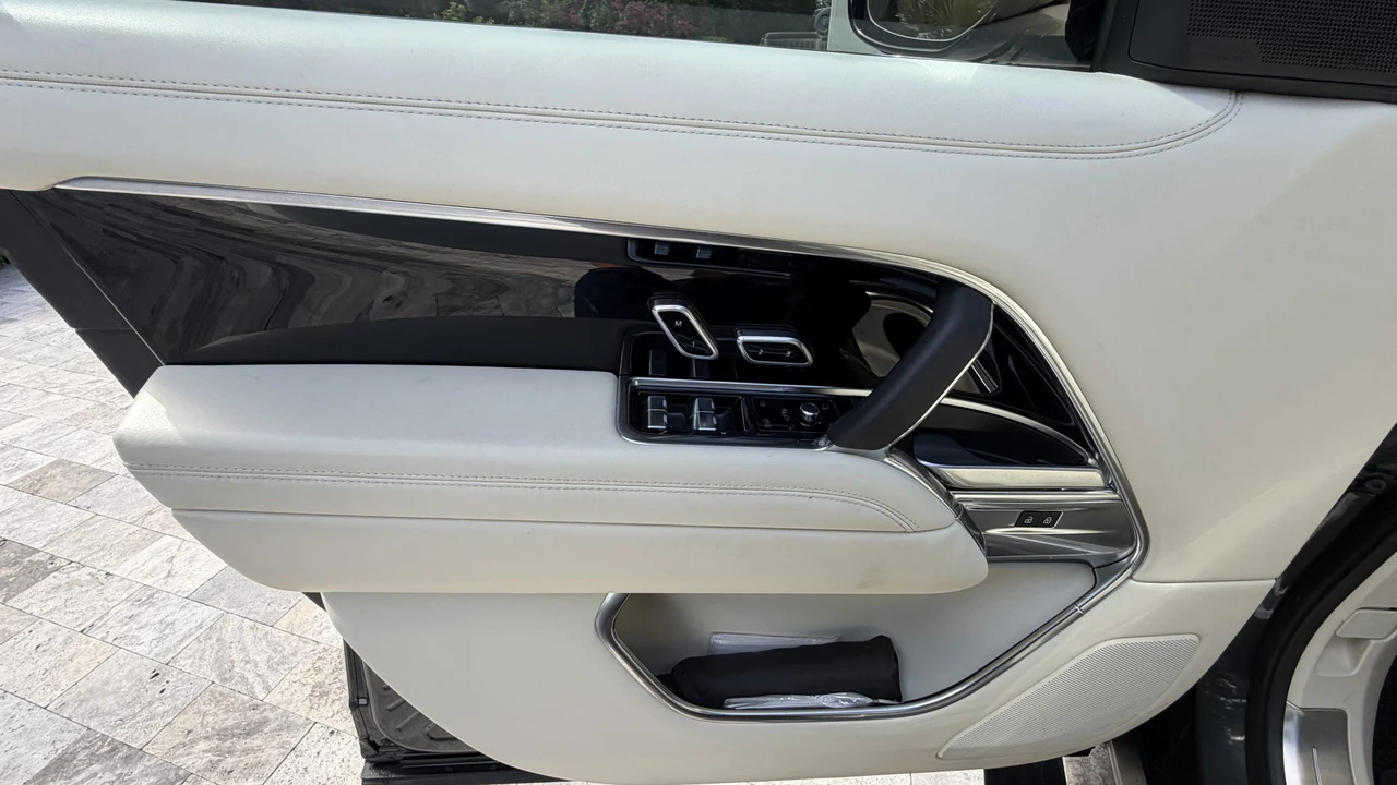 2025 Land Rover Range Rover L460 - Image 28 of 31