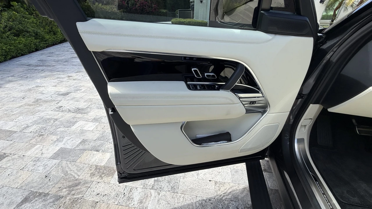 2025 Land Rover Range Rover L460 - Image 27 of 31