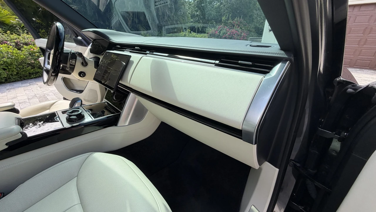 2025 Land Rover Range Rover L460 - Image 30 of 31