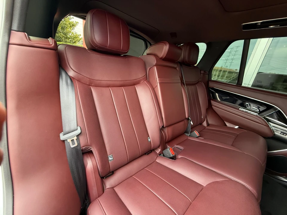 2025 Land Rover Range Rover L460 - Image 28 of 31