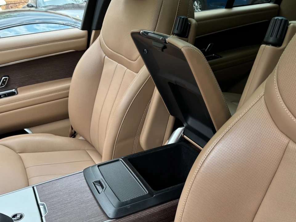 2025 Land Rover Range Rover L460 - Image 14 of 31