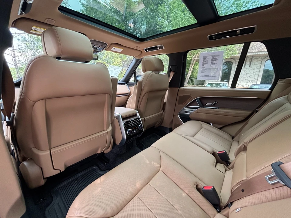 2025 Land Rover Range Rover L460 - Image 16 of 31