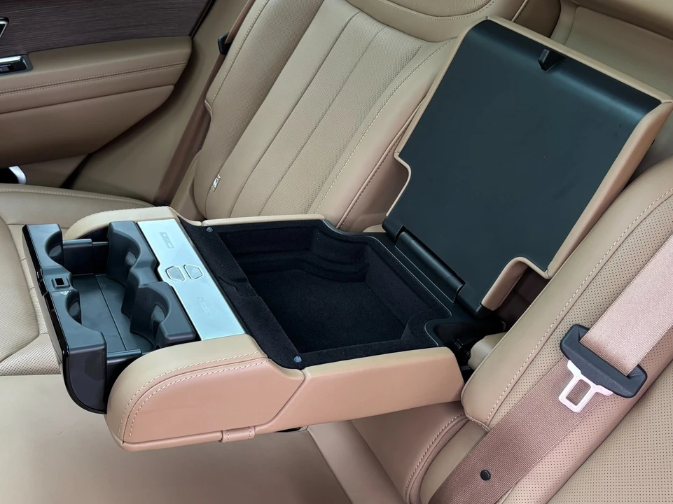 2025 Land Rover Range Rover L460 - Image 18 of 31