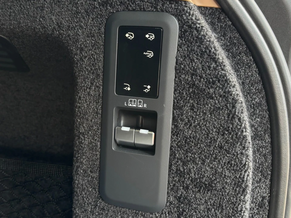 2025 Land Rover Range Rover L460 - Image 27 of 31